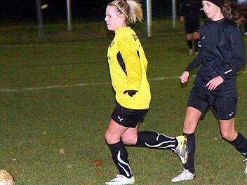 Alexandra Endrich (FC Großlangheim, rechts) kann Sina Eckstein (Bayern Kitzingen) auf den Weg in den Strafraum nicht aufhalten. Foto: Thomas