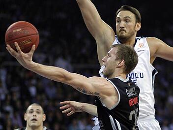 Anton Gavel beim Korbleger gegen Semih Erden.  Foto: dpa