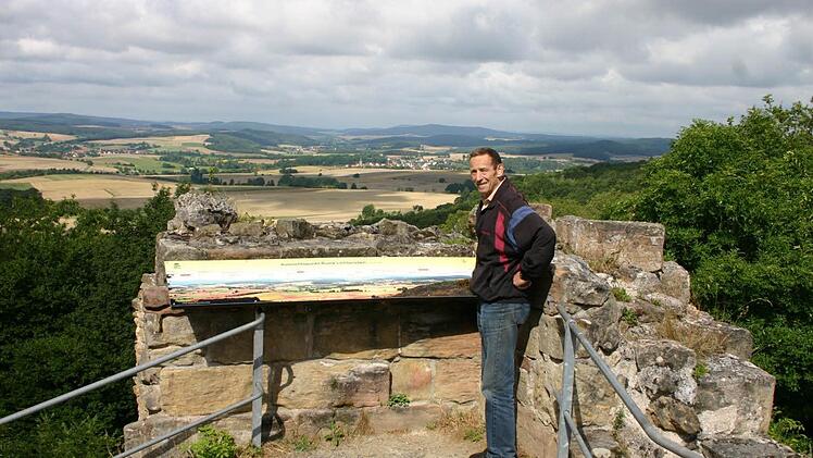 Horst Ruhnau vor einer Panormatafel in der Ruine Lichtenstein. Der Blick reicht über den Weisachgrund bis in die Rhön.