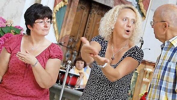 Die Theatergruppe für Gehörlose machte im Gottesdienst deutlich, wie die Grenzen zwischen gesunden und kranken Menschen überwunden werden können (von links): Birgid Fischer, Barbara Swierzcyushi und Peter Roser.