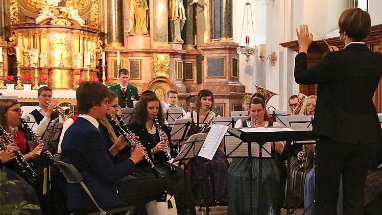 Kreisjugendblasorchester unter der Leitung von Mareike Wütscher. Foto: Gerd Schaar