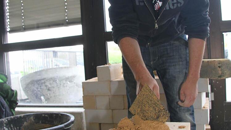 Toni Bauer (17) ist Maurer im zweiten Lehrjahr. DAs ist kein leichter Beruf, oder hat Spaß bei der Arbeit, erklärt er. Foto: Sonja Adam