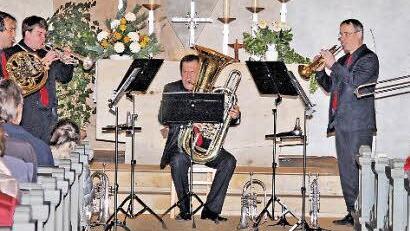 In der evangelischen Auferstehungskirche: Die Formation "Classic Brass" präsentiert ihr neues Weihnachtsprogramm "Vom Himmel hoch".   Foto: Dieter Britz
