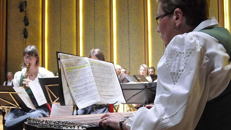 Musik die an kalten Winterabenden in der warmen Stube erklang, interpretierte die "Egerländer Stubenmusik" aus Eichenzell bei Fulda.  Foto: Peter Klopf