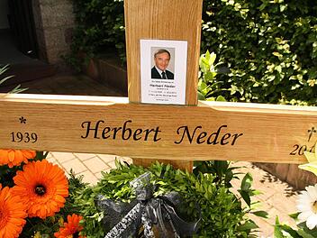 Altlandrat Herbert Neder wurde am Freitag beigesetzt. Fotos: Paul Ziegler