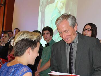 Hannah Neubauer schaffte den besten Quali und erhielt von ihrem Klassenlehrer Wolfgang Lachmann das Zeugnis. Fotos: Janina Reuter