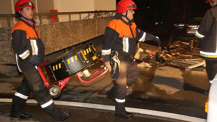 Großeinsatz der Coburger Feuerwehr bei einem Wohnungsbrand in der Samuel-Schmidt-Straße, der sich als Brandstiftung erwies.Foto: Michael Stelzner