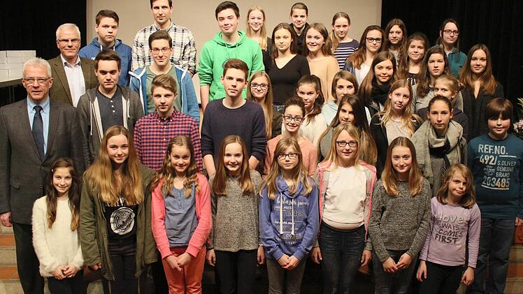 Gemeinsam stark: In ihren Leichtathletik-, Rodel-, Schwimm- und Volleyballmannschaften waren diese Sportlerinnen und Sportler im vergangenen Jahr sehr erfolgreich. Dafür gab es seitens der Stadt Haßfurt (links Bürgermeister Günther Werner und Hauptorganisator Stefan Göb) ein dickes Dankeschön.