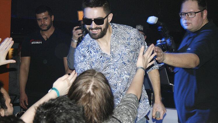 Immer auf Tuchfühlung mit seinen Fans: Menderes Bagci begeisterte seine Fans im Tanzcenter in Schwingen. Foto: Hannah Zenk