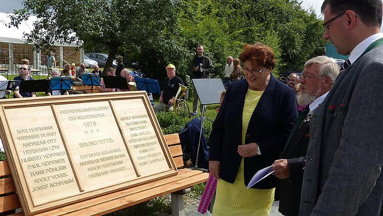 Mit Barbara Stamm und MdL Schöffel (rechts) enthüllte Ehrenobmann Bruno Tittel die Gedenktafel an die Vereinsgründer.