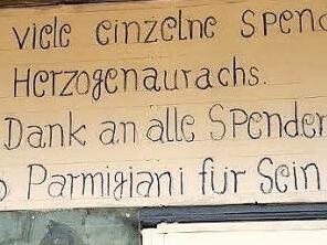 Mit diesem Schild dankten die Schüler ihren Spendern.  Fotos: privat