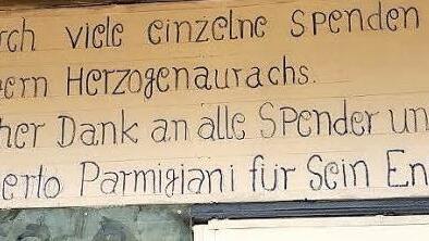 Mit diesem Schild dankten die Schüler ihren Spendern.  Fotos: privat