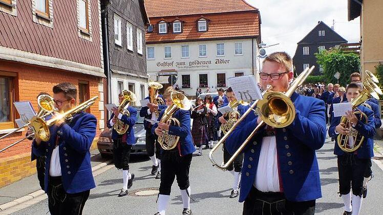 Für Marschmusik sorgten die Musikanten aus Neukenroth (Bild), Teuschnitz und Größau-Posseck. Foto: Gerd Fleischmann