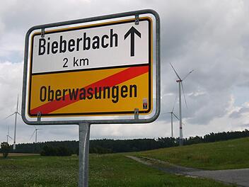 Glück gehabt: Die in der Nachbarschaft nicht unbedingt beliebten Windräder haben sich für die Menschen in Bieberbach und Umgehung zumindest insofern bezahlt gemacht, weil die WIndräder jetzt den Bau eines Verkehrslandeplatzes dort unmöglich machen. Foto: Berthold Köhler