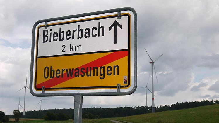 Glück gehabt: Die in der Nachbarschaft nicht unbedingt beliebten Windräder haben sich für die Menschen in Bieberbach und Umgehung zumindest insofern bezahlt gemacht, weil die WIndräder jetzt den Bau eines Verkehrslandeplatzes dort unmöglich machen. Foto: Berthold Köhler