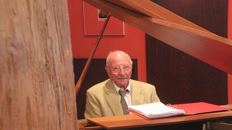 Für die Musik sorgte der Herzogenauracher Jazzpianist Thomas Fink.  Foto: Jann Weckel