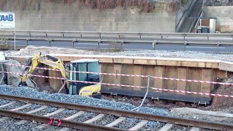 Dezember: Der verschüttete Zugang zum ehemaligen Gleis 6 wird wieder freigelegt.