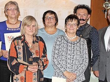 Die beim Gesangverein "Cäcilia" Nordhalben geehrten Mitglieder (v.l.) Hannelore Duemke, Sylvia Hornfeck, Anita Bayer, Vorsitzende Irene Kuhnlein, Klaus Pötzinger und der Gruppenvorsitzende des Sängerkreises Frankenwald Bernhard Zipfel  Foto: Michael Wunder