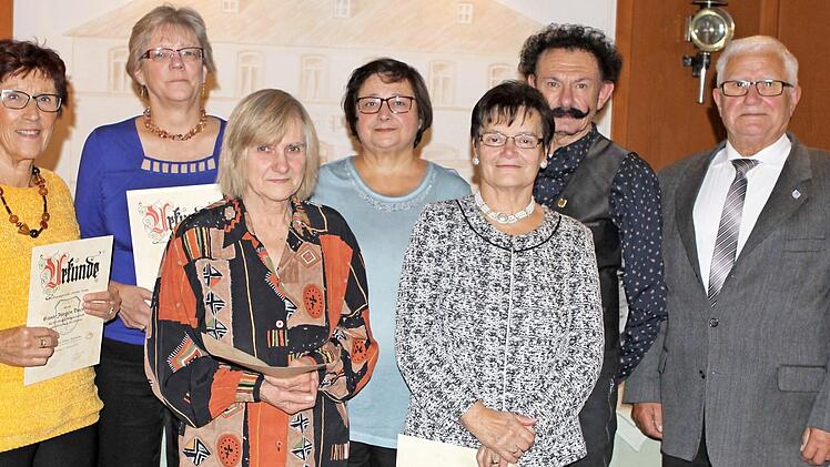 Die beim Gesangverein "Cäcilia" Nordhalben geehrten Mitglieder (v.l.) Hannelore Duemke, Sylvia Hornfeck, Anita Bayer, Vorsitzende Irene Kuhnlein, Klaus Pötzinger und der Gruppenvorsitzende des Sängerkreises Frankenwald Bernhard Zipfel  Foto: Michael Wunder