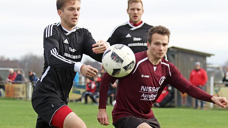 Der Buckenhofener Fabian Kupfer (li.) geht in den Zweikampf mit dem Erlanger Johannes Winkelmann. Hinten: Julian Wolff  Foto: Uwe Kellner