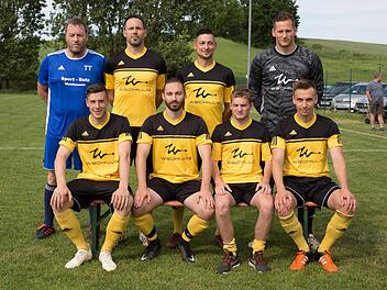 Frohnlachs Sportlicher Leiter Christian Tremel (hintere Reihe links) und Spielertrainer Bastian Renk (rechts daneben) freuen sich auf folgende Neuzugänge: Ludwig Scheler (hintere Reihe, Zweiter von rechts/vom TSV Sonnefeld), Jonas Hempfling (rechts daneben/in der Winterpause von der SpVgg Bayreuth). Vorne, von links: Lukas Riedel (FC Mitwitz), Willy Rebhan (TSSV Fürth am Berg), Lukas Schneider (Eintracht Bamberg, A-Junioren), Kostantin Körner (SF Unterpreppach). Es fehlen: Kevin Kleylein (FC ...