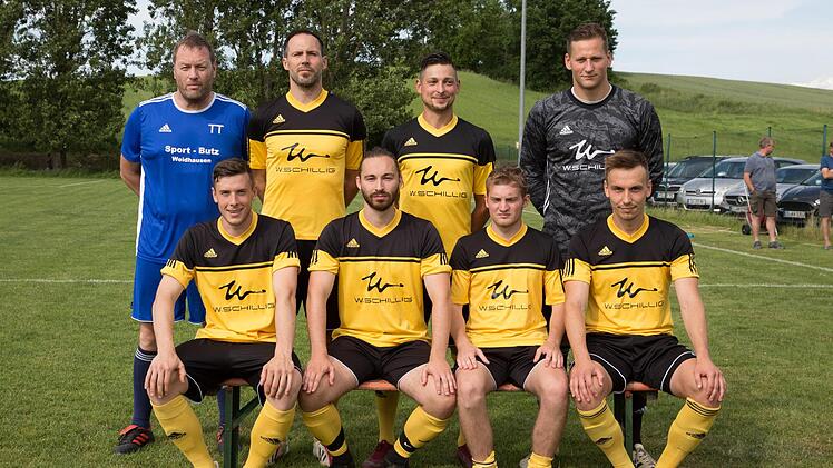 Frohnlachs Sportlicher Leiter Christian Tremel (hintere Reihe links) und Spielertrainer Bastian Renk (rechts daneben) freuen sich auf folgende Neuzugänge: Ludwig Scheler (hintere Reihe, Zweiter von rechts/vom TSV Sonnefeld), Jonas Hempfling (rechts daneben/in der Winterpause von der SpVgg Bayreuth). Vorne, von links: Lukas Riedel (FC Mitwitz), Willy Rebhan (TSSV Fürth am Berg), Lukas Schneider (Eintracht Bamberg, A-Junioren), Kostantin Körner (SF Unterpreppach). Es fehlen: Kevin Kleylein (FC ...