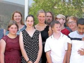 Die Entlassschüler mit den Vertretern der Lebenshilfe und Mitarbeitern der Einrichtung  Foto: Ralf Naumann