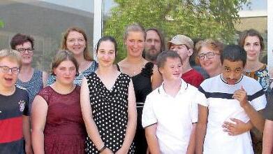 Die Entlassschüler mit den Vertretern der Lebenshilfe und Mitarbeitern der Einrichtung  Foto: Ralf Naumann
