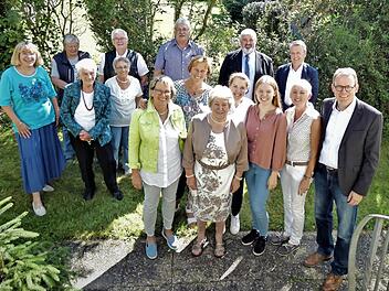 Wie beliebt Inge Brehm in ihrer Heimatgemeinde ist, das zeigten die zahlreichen Gratulanten, die ihr zu ihrem 85. Geburtstag ihre Aufwartung machten. Im Bild Inge Brehm (vorne, Mitte) mit ihrer Familie und ihren Geburtstagsgästen