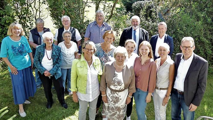 Wie beliebt Inge Brehm in ihrer Heimatgemeinde ist, das zeigten die zahlreichen Gratulanten, die ihr zu ihrem 85. Geburtstag ihre Aufwartung machten. Im Bild Inge Brehm (vorne, Mitte) mit ihrer Familie und ihren Geburtstagsgästen