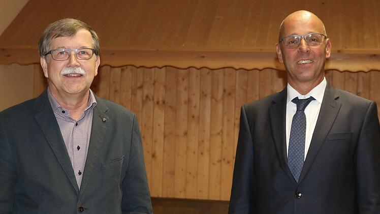 Geschäftsleiter Dieter Feller (links) wurde von Bürgermeister Gerd Kleinhenz verabschiedet.