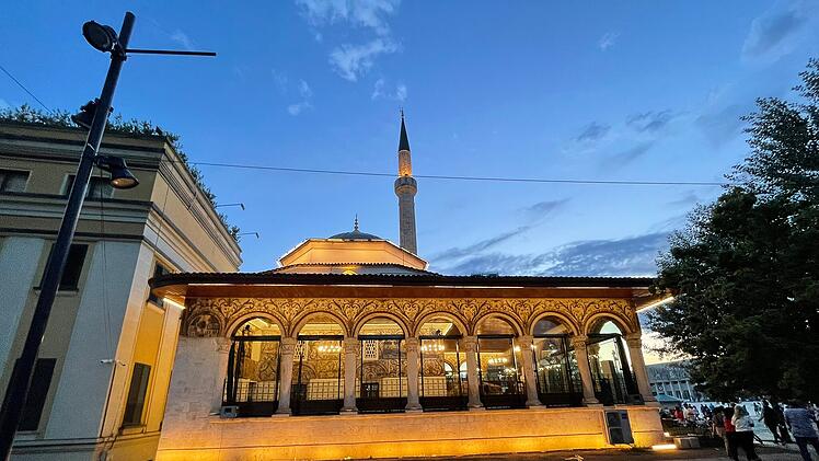 Die Et’hem-Bey-Moschee ist ein osmanischer Sakralbau mit Malereien und Fresken. Sie hat sowohl den Zweiten Weltkrieg als auch die Diktatur unter Enver Hoxhas nahezu unbeschadet überstanden.