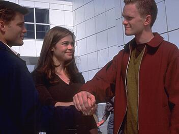Starship Troopers Freunde fürs Leben im Kampf gegen die "Bugs": Johnny Rico (Casper van Dien, links), Carmen Ibanez (Denise Richards) und Carl Jenkins (Neil Patrick Harris).