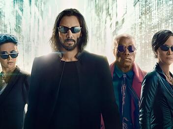 Matrix Resurrections Mit "Matrix Resurrections", dem vierten Film der Reihe, taucht das Publikum noch einmal in die doppelbödige Welt von Neo (Keanu Reeves, zweiter von links) und Co. ein.