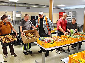 Aus nicht verkauften Lebensmitteln von Superm&auml;rkten und B&auml;ckereien stellen die Helfer im &bdquo;Lebens-Mittel-Punkt&ldquo; in H&ouml;chstadt Essensk&ouml;rbe zusammen, die gegen eine geringe Geb&uuml;hr an Bed&uuml;rftige abgegeben werden. Bei Marion C. (rechts) laufen hinter de...
