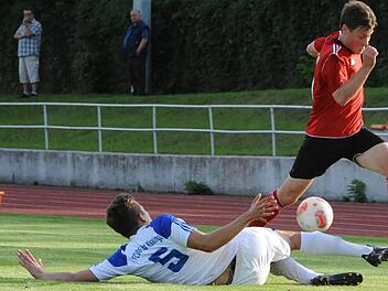 Als Hürdenläufer versucht sich der Fuchsstädter Simon Bolz bei dieser Rettungsaktion von Adnan Hamzic vom FC 06 Bad Kissingen. Foto: sdh