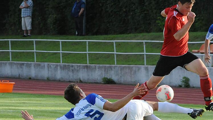 Als Hürdenläufer versucht sich der Fuchsstädter Simon Bolz bei dieser Rettungsaktion von Adnan Hamzic vom FC 06 Bad Kissingen. Foto: sdh