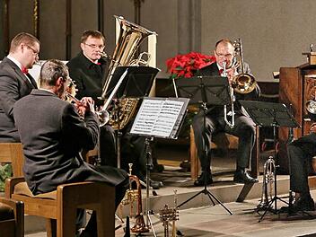Im Klangraum Stadtpfarrkirche: das Blechbläserensemble Quincy Brass aus Bad Neustadt unter der Leitung Trompeters Jürgen Weier Foto: Dieter Britz