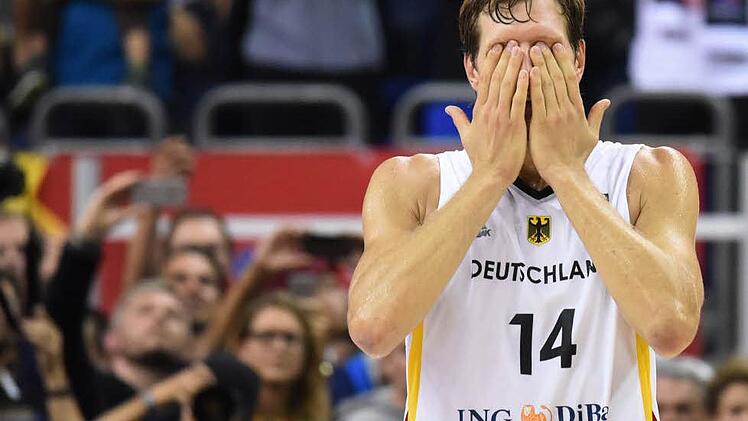 Stehende Ovationen erhielt Dirk Nowitzki von den 13 050 Zuschauern in der Arena, als er allein auf dem Parkett stand. Nach seinem wohl letzten Länderspiel flossen offensichtlich auch einige Tränen.  Foto: R. Jensen, dpa