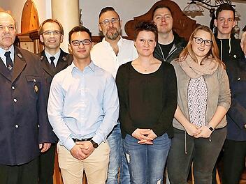 Die geehrten und Neuaufnahme der Oberlangheimer Feuerwehr: (v.l.) Vorsitzender Josef Dinkel, Anton Treubel (geehrt 30 Jahre Fahnenabordnung), Markua Kerner (geehrt 25 Jahre aktiven Dienst), Timo Blank, Theo Michopoulus, Melanie Michopoulus, Christian Sommer, Lisa Haselmann, Mario Weis, Werner Springer (25 Jahre Ger&auml;tewart), Frank Wei&szlig; (geehrt 25 Jahre aktive Dienst) und Benedikt Zurek (Kdt).