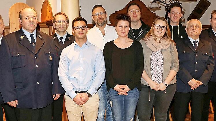 Die geehrten und Neuaufnahme der Oberlangheimer Feuerwehr: (v.l.) Vorsitzender Josef Dinkel, Anton Treubel (geehrt 30 Jahre Fahnenabordnung), Markua Kerner (geehrt 25 Jahre aktiven Dienst), Timo Blank, Theo Michopoulus, Melanie Michopoulus, Christian Sommer, Lisa Haselmann, Mario Weis, Werner Springer (25 Jahre Ger&auml;tewart), Frank Wei&szlig; (geehrt 25 Jahre aktive Dienst) und Benedikt Zurek (Kdt).