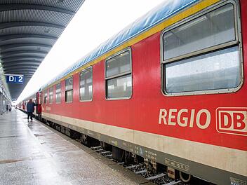 30 Millionen Euro hat die Bahn im Jahr 2017 an ihre Kunden ausbezahlt - als Entschädigung für Verspätungen. Davon gab es 2017 mehr als im Vorjahr. Symbolbild: Daniel Bockwoldt/dpa
