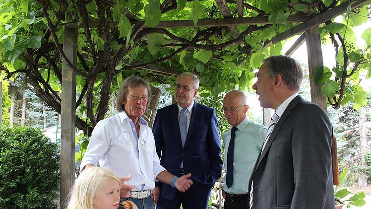 Jeder Quadratmeter des Gartens wird genutzt: hier ein Laubengang aus Weinstöcken. Foto: Evi Seeger