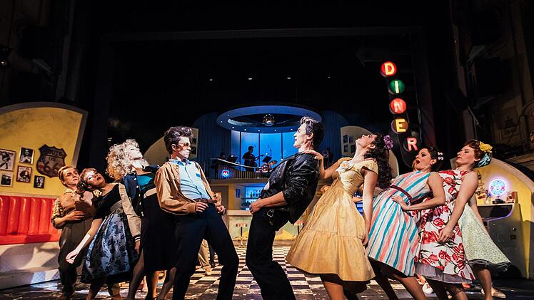 Für das Gastspiel von "A Spider Murphy Story" im Prinzregententheater München unterbrechen die Schauspieler des Landestheaters ihren Sommerurlaub.Sebastian Buff