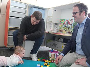 Florian Birner, Mitarbeiter der Stadt Erlangen in der Personalentwicklung, nutzt die KidsBox schon. Florian Janik, Oberbürgermeister der Stadt Erlangen, möchte mit dieser Anschaffung auch Vorreiter und Vorbild für andere Unternehmen sein.  Foto: Theresa Schiffl