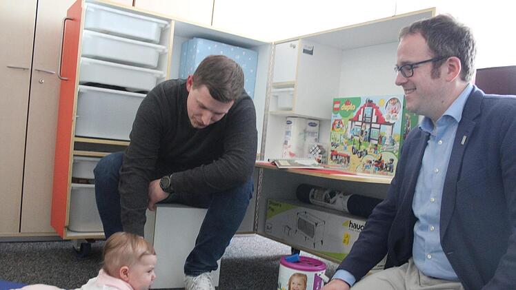 Florian Birner, Mitarbeiter der Stadt Erlangen in der Personalentwicklung, nutzt die KidsBox schon. Florian Janik, Oberbürgermeister der Stadt Erlangen, möchte mit dieser Anschaffung auch Vorreiter und Vorbild für andere Unternehmen sein.  Foto: Theresa Schiffl