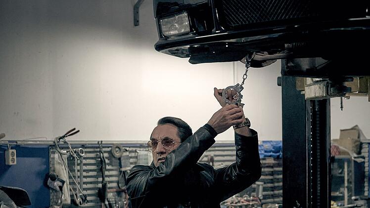 Kassem Haddad (Nazmi Kirik) wurde von der Polizei in seiner Werkstatt mit den Handschellen an ein Auto gekettet.