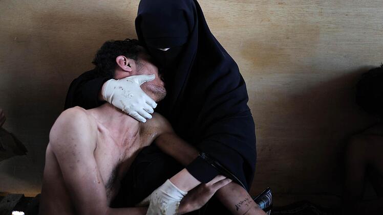 World-Press-Photo des Jahres 2011: Eine Mutter wiegt ihren Sohn in den Armen. Er war in Sanaa, Jemen, von Tränengas getroffen worden, als er an einer Demonstration teilnahm.  Foto: Samuel Aranda, Spanien, für The New York Times