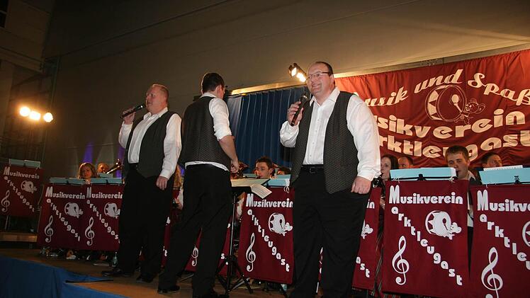 Wenn Hans-Georg Busch (links) und Roland Jonak zum Mikrofon greifen, wird es zünftig: "Böhmisch Wind" ist typische Bierzeltmusik, zuckersüß gesungen, aber mit Klasse