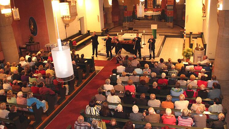 Blick von der Orgelempore: das Ensemble spielt das erste Stück "Pasttime with good company".